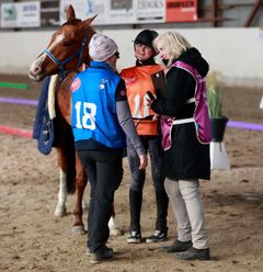 Gleden var stor for juniorrytter Malene Bergersen Bakken da seieren var sikret etter 12 mil på hesteryggen. Foto: Alf Magne Sjøveian