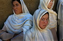Kvinners og jenters liv har blitt snudd på hodet i Afghanistan. Jenter er ekskludert fra videregående skole og fra studier. Her er tre jordmorsstudenter i Nili før Taliban kom tilbake til makten. Foto: UN Photo/Eric Kanalstein.