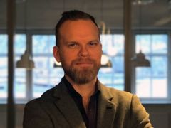 Claes Lyth Walsø bruker språkteknologi til å følge med på hva som skrives om kundene i norske medier. Foto: Retriever Norge