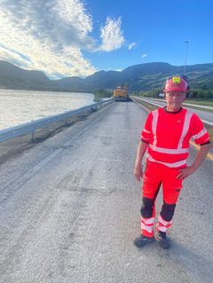 Teknisk byggeleder drift Hans Skartlien følger utbedringsarbeid på E6 i Øyer. Foto: Statens vegvesen