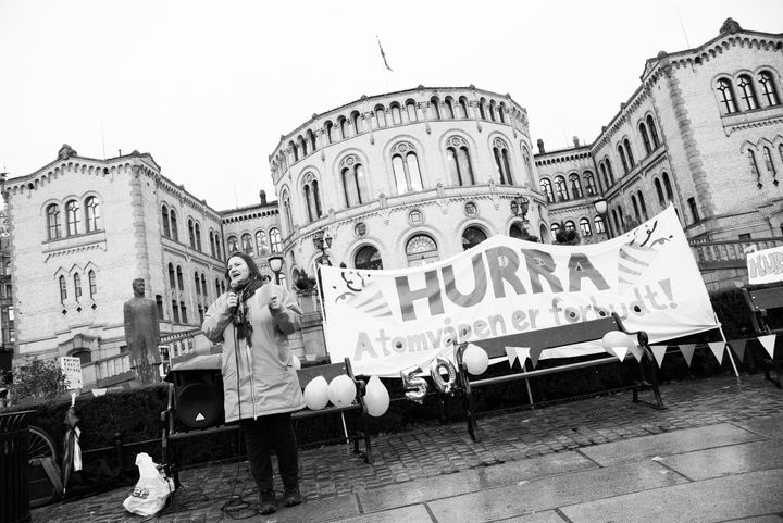 Henriette Westhrin holdt appell da atomvåpenforbudet trådte i kraft i oktober 2021. Foto: Therese Nordhus Lien/Norsk Folkehjelp