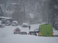 Stort snøfall har ført til mange ulykker og utforkjøringer på veiene i natt og morgentimene i dag. (Foto: If)