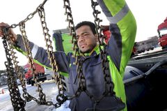 Partheepan Rasendram (22) er lærling i yrkessjåførfaget ved Transport på Postens godssenter i Oslo, PGO. Han har et halvt år igjen før han skal ta fagprøven. Han håper å få jobb i Posten etter endt lærertid.