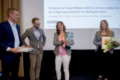 Jurymedlem Jon-Frede Engdahl gratulerer vinnerne Jorunn Liodden (midten) og Anne Marie Hammer i Coop Miljøpris 2015. Foto: Jan Inge Haga