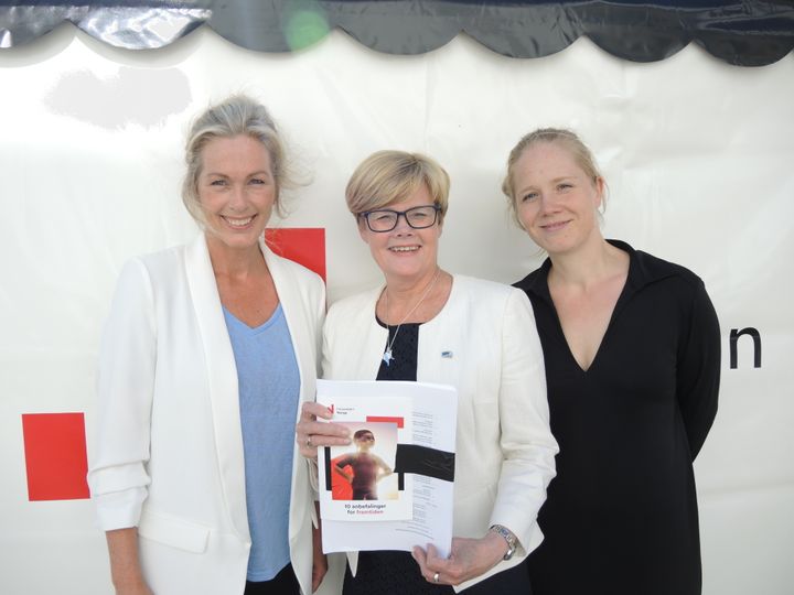 En ny rapport fra Innovasjon Norge peker på muligheter for norsk helseinnovasjon. Rapporten ble presentert under Arendalsuka tirsdag. Fra venstre administrerende direktør Anita KrohnTraaseth i Innovasjon Norge, stortingsrepresentant og medlem av Stortingets Helse og omsorgskomite ,Kristin Ørmer Johnsen, og redaktør for rapporten, Jorunn Birgitte Gjessing-Johnsrud, seniorrådgiver i Innovasjon Norge.
(Foto: Innovasjon Norge)
