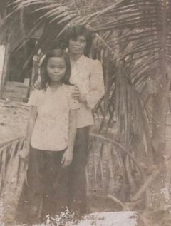 Quế Mai og moren hennes i hagen til hjemmet deres i Bạc Liêu hvor hun vokste opp. PRIVAT