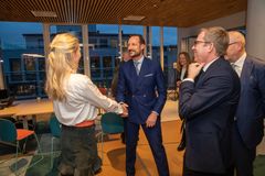 Kronprins Haakon på hilserunde blant de ansatte i Innovasjon Norge. Foto: Tom Hansen