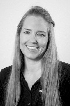 Merete Frøysaa synes det er greit å få byttet ut den 12 år gamle pelletsovnen etter at den tok fyr fredag 16. oktober. Hendelsen ga henne og samboeren en ekstra dytt. - Vi har lenge snakket om å se på alternative varmekilder, og nå håper vi å finne den nye løsningen på Boligmessen i Drammenshallen til helgen, sier hun. Foto: Halina Sjuve