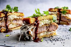 Japansk sandwich med svinenakke og tonkatsusaus er en spennende smakskombinasjon. Foto: MatPrat.no.
