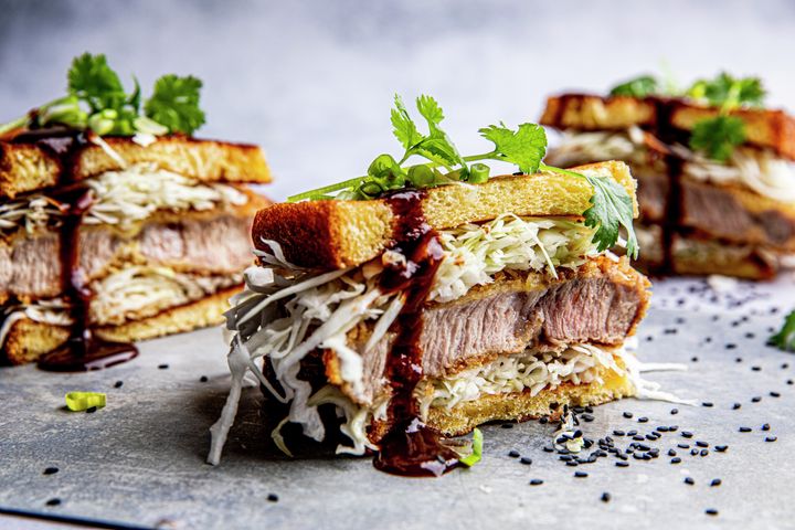 Japansk sandwich med svinenakke og tonkatsusaus er en spennende smakskombinasjon. Foto: MatPrat.no.