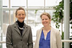 Fv. Professor Jemma Wadham og førsteamanuensis Monica Winsborrow skal lede senteret. Foto: Tomas Rolland/UiT