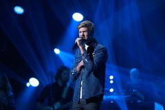 SYNGER AVICII: Casper Kuhlmann Kristensen. Foto: Thomas Reisæter/TV 2