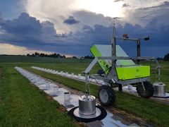 Bildet viser det første potteforsøket i 2021, med roboten som kjører sakte over og måler de ulike nivåene av klimagassutslipp fra de ulike testpottene. Foto: Elisabeth Gautefall Hiis