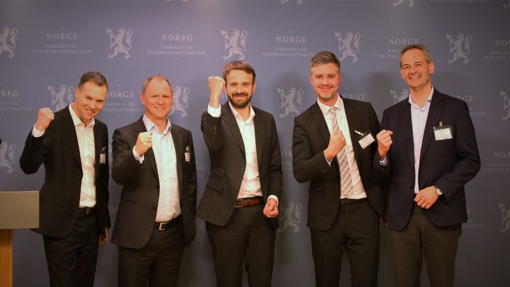Næringsminister Jan Christian Vestre sammen med lederne i de fem bedriftene som har meldt seg på. Fra venstre: Svein Kvernstuen i Beyonder, Lars Christian Bacher i Morrow, Anders Forfang i Vianode og Lars-Erik Vatne i Hydro. Foto: Yngve Angvik, Nærings- og fiskeridepartementet