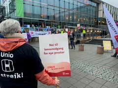 Streikemarkering, her fra Asker. Nå varsles opptrapping av streiken blant kirkeansatte. Foto: Presteforeningen/Anna Grønvik. (fri bruk ved byline)