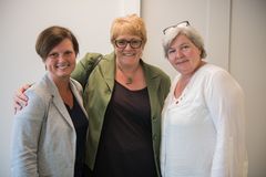 Anne-Bente Stigen Berg og Beate Framdal fra Norske Kvinners Sanitetsforening snakker engasjert med stortingspolitiker Trine Skei Grande fra Venstre. (Foto: Birgitte Heneide, Frivillighet Norge). Kan brukes fritt mot kreditering.