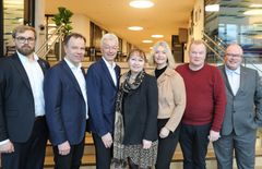 F.v. Bent-Joachim Bentzen, fylkesråd for samferdsel i Nordland, Tomas Nordvoll, fylkesrådsleder i Nordland, Jon Askeland, fylkesordfører i Vestland, Gunn Marit Helgesen, styreleder i KS, Tove-Lise Torve, fylkesordfører i Møre og Romsdal, Bjørn Inge Mo, fylkesrådsleder i Troms og Finnmark og fylkesvaraordfører i Møre og Romsdal, Per Vidar Kjølmoen. Foto: KS