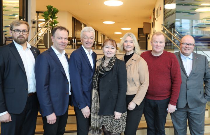 F.v. Bent-Joachim Bentzen, fylkesråd for samferdsel i Nordland, Tomas Nordvoll, fylkesrådsleder i Nordland, Jon Askeland, fylkesordfører i Vestland, Gunn Marit Helgesen, styreleder i KS, Tove-Lise Torve, fylkesordfører i Møre og Romsdal, Bjørn Inge Mo, fylkesrådsleder i Troms og Finnmark og fylkesvaraordfører i Møre og Romsdal, Per Vidar Kjølmoen. Foto: KS