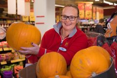 Butikksjef Hege Engevold ved Extra Bjerke gikk tom for gresskar etter kort tid, og måtte bestille nye paller. Totalt forventer Coop å selge 75.000 gresskar de neste ukene. 
Foto: Espen Solli