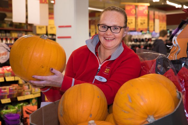 Butikksjef Hege Engevold ved Extra Bjerke gikk tom for gresskar etter kort tid, og måtte bestille nye paller. Totalt forventer Coop å selge 75.000 gresskar de neste ukene. 
Foto: Espen Solli