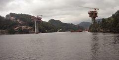 Bygging av den 534 meter lange Trysfjordbroa er i full produksjon. Konstruksjonen skal bære firefelts motorvei og har en seilingshøyde på 60 meter. Det er Kristiansand-baserte Kruse-Smith AS som utfører arbeidet. De er underentreprenør hos  totalentreprenør AF Gruppen AS.