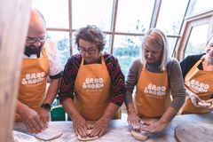 Varme brødtallerkner under tilberedning - før de stekes i vedfyrt bakeovn i Losæter bakehus. F.v. Konrad Kopac fra Lofthus samvirkelag, landburks- og matminister Olaug Bollestad, Torunn Nordbø fra Opplysingskontoret for brød og korn og Anja Bakken Riise fra Fremtiden i våre hender.