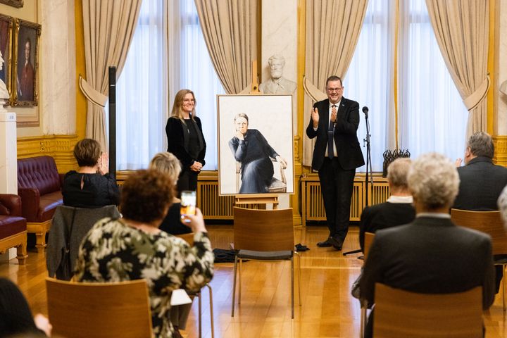 Kunstner Marianne Wiig Storaas, første visepresident Svein Harberg i Stortingets presidentskap. Foto: Peter Mydske/Stortinget.