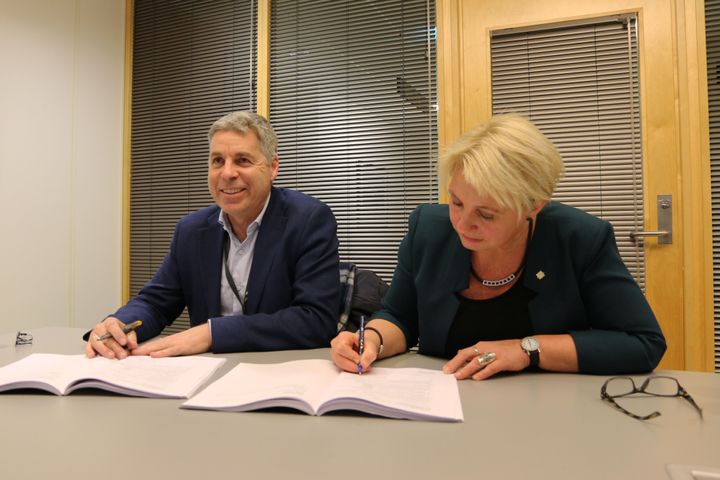 Trond Pettersen Valeur, regiondirektør Skanska Samferdsel og Energi, og Turid Stubø Johnsen, regionvegsjef SVV region nord, signerer kontrakten om bygging av Skarvbergtunnelen.