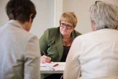 Anne-Bente Stigen Berg og Beate Framdal fra Norske Kvinners Sanitetsforening snakker engasjert med stortingspolitiker Trine Skei Grande fra Venstre. (Foto: Birgitte Heneide, Frivillighet Norge). Kan brukes fritt mot kreditering.