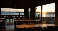 ÅPENT: Skur 38 er åpnet opp med store vindusflater mot sjøen. Foto: HK Riise/Oslo Havn.