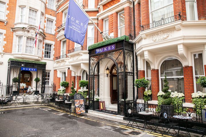 Dukes Hotel London: Bortgjemt i en bakgate i St. James distriktet i London finner du Dukes Hotel – det var i baren her de fant opp James Bond drinken Shaken Martini, hvor også Prinsesse Diana var en stamgjest. Foto: Live Private Guide