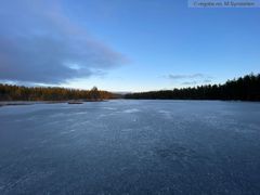 Etter langvarig mildvær får isen vertikale svake strukturer (våris) og mister bæreevnen. Det skjer nå på Aklangen 272 moh på Ringerike. Kulde kan bedre dette raskt.
Foto: Morten Synstelien