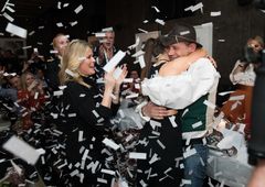 Her hylles Lothepus som vinner av Farmen under gårsdagens finalefest i Oslo. Foto: Espen Solli, TV 2.