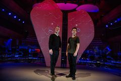 Janove Ottesen og Christian Eriksen foran det skakke hjertet på podiet i Stavanger konserthus. Foto: Arne Bru Haug, Moxey