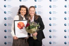 HR-direktør Karin Engen (t.v.) og rekrutteringssjef Annette Strøno tok i mot prisen  for Årets klatrer. Foto: Universum.