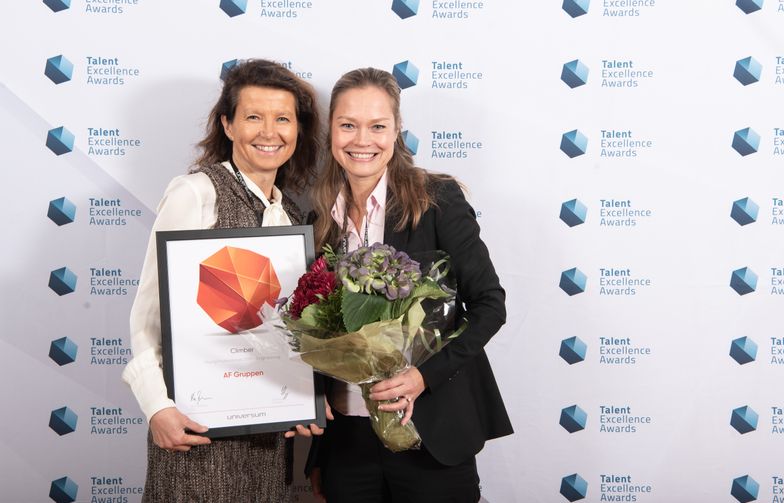 HR-direktør Karin Engen (t.v.) og rekrutteringssjef Annette Strøno tok i mot prisen  for Årets klatrer. Foto: Universum.