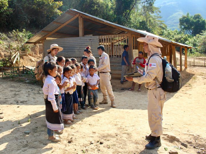 Barn læres opp i minerisiko for å minske faren for ulykker. Her får en skoleklasse i Laos undervisning. Foto: Norsk Folkehjelp