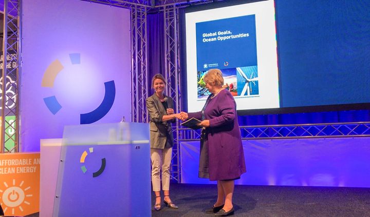 Lise Kingo i United Nations Global Compact (t.v) overleverte rapporten til statsminister Erna Solberg i dag. Foto: SMK