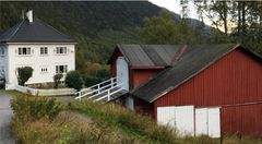 Bebyggelsen på Våer og Vemork utgjør et lite minisamfunn på Rjukan med kraftstasjon, direktørbolig, arbeiderboliger og fjøset som ventelig ble oppført samtidig med fjøset på Bøen i 1916. Kulturminnefondet anser fjøset for å være en viktig del av anlegget, og ser positivt på at søker ønsker å bevare bygningen. Søker har fått 500.000 til å sette i stand fjøset. (Foto: Privat)