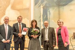 Fra venstre: kommunal og moderniseringsminister Jan Tore Sanner, Tore Johansen (daglig leder Røst sjømat), Tone Karstensen (salgsdirektør i Nordic Group), Keven Vottestad (prosjektleder Innovasjon Torskefiskklyngen) og næringsminister Monica Mæland.