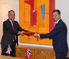 Luftfartsavtalen mellom Norge og Storbritannia ble undertegnet av ambassadør Richard Wood og samferdselsminister Knut Arild Hareide i Oslo 16. desember 2020. (Foto: Kjell Brataas/SD)