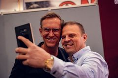 Halvor Bakke og Otto Robsahm gleder seg til messe i Sørmarka Arena. Foto: Bård Gundersen