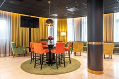 ELEGANT: Thon Hotel Harstad har fått en fargerik resepsjon og lobby.