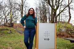 Den glade mottakeren av prisen Årets nettpedagog i 2021 er høgskolelektor i VID vitenskapelig høgskole (Foto: VID vitenskapelig høgskole)