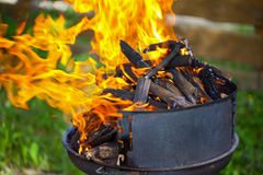 I fjor sommer ble det utbetalt over 100 millioner kroner i erstatning etter branner og branntilløp der kilden var grill, fyrstikker og røyking. Foto: iStock.