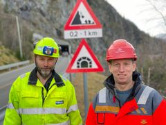 Prosjektleder Jan Lima i Hæhre og byggeleder Edvin Rye markerer gjennomslag i tunnelen i Kvamskleiva denne uka.