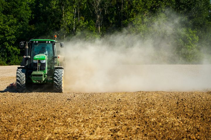 Bildet er fra tørken i Frankrike i sommer. Ekstrem tørke er en av flere klimaendringer som kan få alvorlige konsekvenser for matproduksjon. I mange tilfeller vil situasjonen i andre land også påvirke Norge som importør av mat, fôr og råvarer. Foto: AP/ NTB.