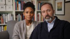 For første gang forteller Trond Giske og Haddy N´jie sin historie i «Vårt lille land» som sendes torsdag 25. april kl. 21.40 på TV 2. Foto: Frank Melhus, TV 2.