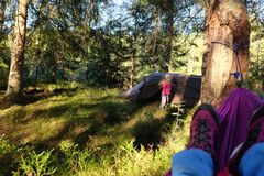 KONKURRERER IKKE: Hengekøyen ser ikke ut til å ta over for teltet, men er snarere et supplement, forteller Fredrik Ljunggren i Gresvig. FOTO: Synne Kvam