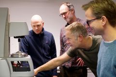 Andreas Carlson, Atle Jensen, Eirik Strøm Lillebø og Torstein Sæter foran et rheometer som måler egenskaper ved lutefisk. Foto: Elina Melteig